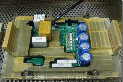 Conformal coating噴涂作業(yè)時(shí)可以使用治具把一些不可以噴涂到的地方及零件覆蓋起來(lái)，以免絕緣物質(zhì)噴涂到一些需要作導(dǎo)電接觸的地方。