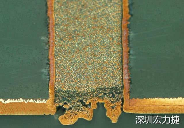 PCB設(shè)計(jì)之導(dǎo)電孔塞孔工藝 導(dǎo)電孔Via hole又名導(dǎo)通孔，為了達(dá)到客戶(hù)要求，導(dǎo)通孔必須塞孔，經(jīng)過(guò)大量的實(shí)踐，改變傳統(tǒng)的鋁片塞孔工藝，用白網(wǎng)完成板面阻焊與塞孔。生產(chǎn)穩(wěn)定，質(zhì)量可靠。