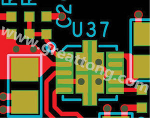 因孔徑過大，焊料沿孔壁爬溢流出
