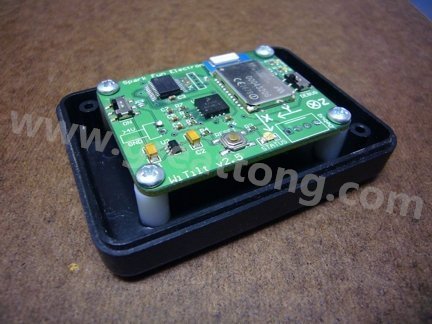 熱熔膠的牢固程度，對于非高振動的應用來說已經很足夠，而且如果你想要讓盒子另作他途，支架也可以拿掉，用酒精磨擦即可移除熱熔膠。