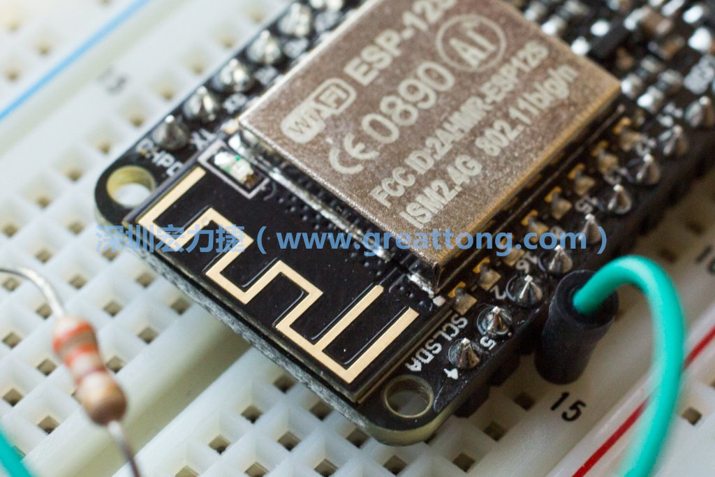 Adafruit Feather板上的無線電天線。